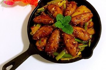 “干鍋雞翅”的家常做法，麻辣鮮香，好吃到舔盤子