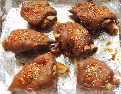 四川學(xué)烤豬蹄技術(shù)培訓(xùn)學(xué)校哪里好？掌握其中操作技巧