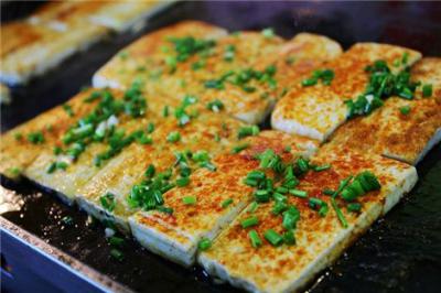 鐵板豆腐培訓(xùn)哪里好？鐵板豆腐技術(shù)無保留教學(xué)